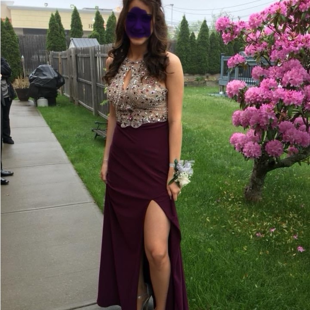 Elegant burgundy Evening Gown